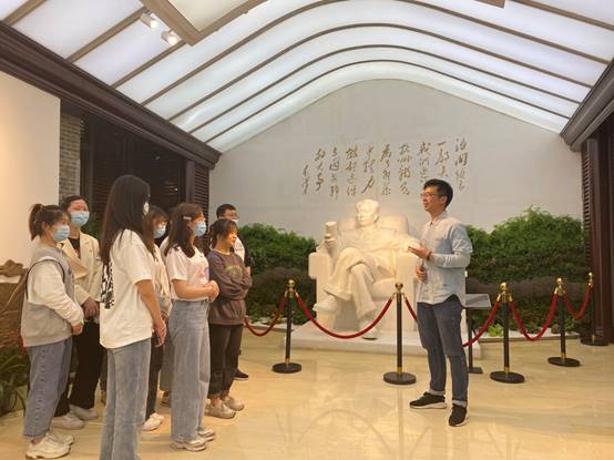 说明: E:\足交
重要获奖\照片素材\2、“法学+宪法”\五四宪法讲解.jpg