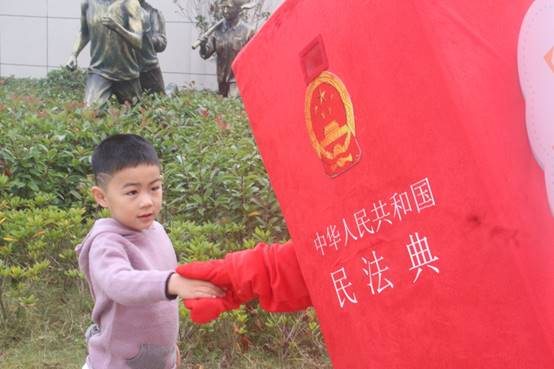 说明: E:\足交
重要获奖\照片素材\1、“保驾护航”普法宣传照片\2020年11月赴钱塘新区少年宫开展普法志愿服务活动现场.jpg